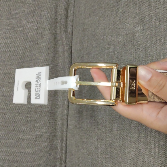 [New] MK Michael Kors Belt Twist Reversible Belt - Picture 3 of 6